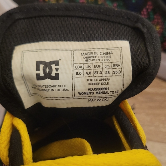 DC Shoes 'Manual TX LE' Black Sneakers with Yellow Laces - Picture 8 of 8